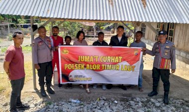 JUMAT-CURHAT-di-Desa-Waisika:-Dialog-Kepolisian-dengan-Warga-Mengenai-Pencegahan-TPPO-dan-Edukasi-Hukum