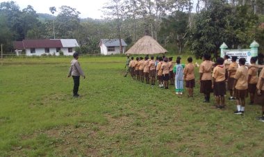 KA-SPK-B-AIPDA-Daniel-Malailak-Berikan-Pelatihan-Dasar-Baris-Berbaris-dan-Arahan-Kamtibmas-di-SMP-Negeri-Moalmoti