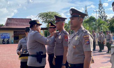 Wakapolres-Alor-Memimpin-Upacara-Korps-Raport-Kenaikan-Pangkat-Perwira-dan-Bintara-Polres-Alor-Periode-1-Januari-2024