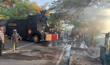 Turunkan-Personil-dan-Water-Canon,-Polres-Alor-bersama-Kodim-1622-Alor,-Damkar-dan-Masyarakat-Padamkan-Api-yang-Melahap-Rumah-Warga