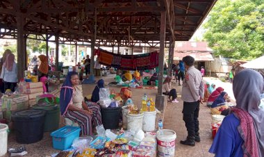 Polsek-Pantar-Barat-Gelar-Sambang-dan-Patroli-di-Pasar-Rakyat-Baraler