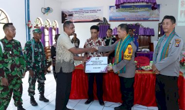 Kapolres-Alor-Serahkan-Bantuan-untuk-Rumah-Ibadah-dan-Berikan-Arahan-Pemilu-Damai-di-Gereja-Karmel-Nedabang