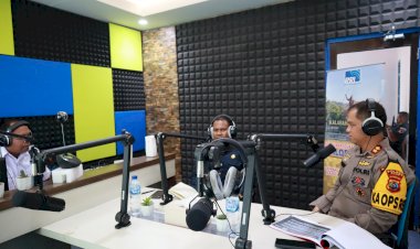 H-1-Jelang-Pencoblosan,-Kapolres-Alor-dan-Ketua-Bawaslu-Alor-Lakukan-Sosialisasi-Pengamanan-dan-Pengawasan-Pemilu-2024-Melalui-RRI-Alor