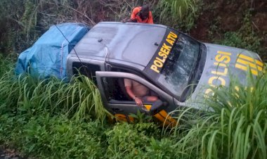 Kecelakaan-Lalu-Lintas-di-Desa-Malaipea:-Kapolsek-ATU-Selamatkan-Logistik-Pemilu-2024