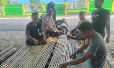 Bhabinkamtibmas-Desa-Ampera-Himbau-Warga-Jaga-Kerukunan-dan-Keamanan