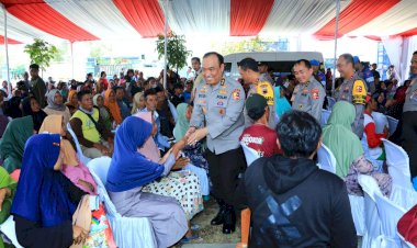 As-SDM-Kapolri-dan-Rombongan-Hibur-Anak-anak-Korban-Banjir-Demak-di-Posko-Trauma-Healing