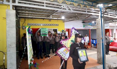 Bentuk-Penghormatan-Terakhir,-Waka-Polres-Alor-Pimpin-Upacara-Pemakaman-Alm.-BRIPDA-Frebyanto-Laksono