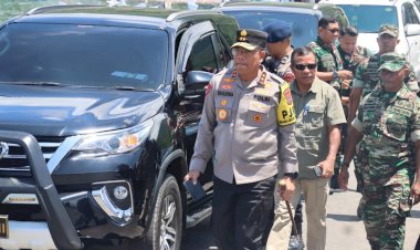 Pastikan-berjalan-Aman-dan-Lancar,-Kapolda-NTT-Pantau-Langsung-Pengamanan-Prosesi-Laut-Anta-Tuan-di-Kapela-Tuan-Meninu