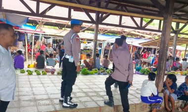 Polsek-Alor-Timur-Lakukan-Patroli-dan-Pengamanan-di-Pasar-Rakyat-Maritaing