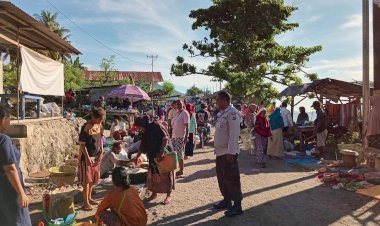 Personil-Polsek-Pantar-Pantau-dan-Himbau-Pengunjung-Pasar-Tradisional-Bakalang