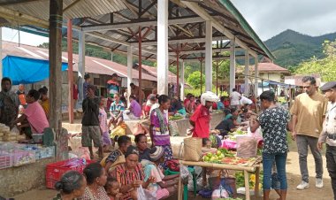 Polsek-Alor-Selatan-Gelar-Patroli-Pengamanan-Aktivitas-Pasar-untuk-Ciptakan-Keamanan-dan-Kemitraan-dengan-Masyarakat