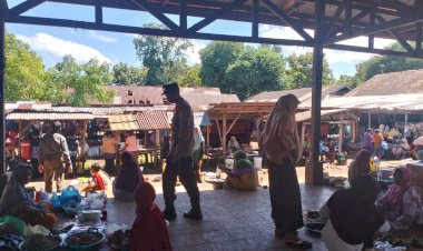 Polsek-Pantar-Barat-Gelar-Patroli-Kamtibmas-di-Pasar-Baranusa-untuk-Jaga-Ketertiban-dan-Keamanan