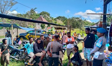 Polsek-Alor-Selatan-Gelar-Patroli-Pengamanan-di-Pasar-Rakyat-Apui-untuk-Cegah-Kejahatan-dan-Bangun-Kemitraan-dengan-Masyarakat