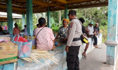Polsek-Alor-Selatan-Gelar-Patroli-Pengamanan-Aktivitas-Pasar-di-Pasar-Rakyat-Apui