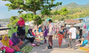 Patroli-dan-Pengamanan-Polsubsektor-Pantar-Timur-di-Pasar-Tradisional-Bakalang,-Berikan-Rasa-Aman-dan-Nyaman-bagi-Warga