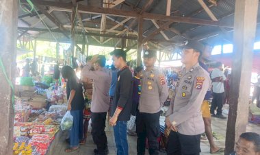 Anggota-Polsek-Alor-Timur-Gelar-Patroli-dan-Pengamanan-di-Pasar-Maritaing
