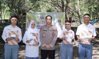 Kapolres-Alor-Berikan-Beasiswa-Kepada-Siswa-Berprestasi-Jelang-Hari-Bhayangkara-Ke-78