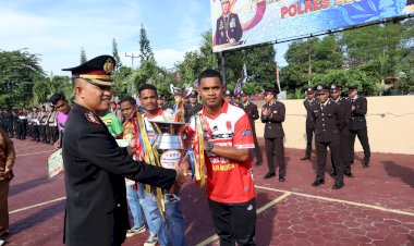 Kapolres-Alor-Serahkan-Hadiah-Kapolres-Cup-U-22-dalam-Peringatan-Hari-Bhayangkara-ke-78