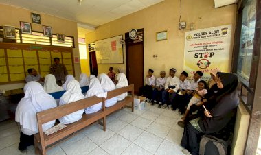 Siswa-MTsS-Citra-Moru-Kunjungi-Polsek-Alor-Barat-Daya-untuk-Meningkatkan-Pengetahuan-dan-Pengalaman