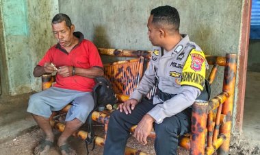 Bhabinkamtibmas-Bripka-Abraham-Lily-Laksanakan-Patroli-Dialogis-di-Desa-Lawahing-untuk-Pantau-Kamtibmas