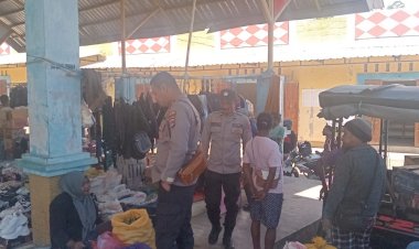 Polsek-Alor-Selatan-Gelar-Patroli-dan-Sambang-di-Pasar-Rakyat-Apui-untuk-Jaga-Kamtibmas