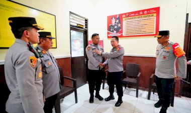 Temui-Personel-yang-Jadi-Penggali-Kubur,-Kapolri-:-Terus-Menjadi-Polisi-Baik-untuk-Masyarakat