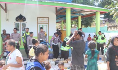 Bakti-Sosial-Sat-Lantas-Polres-Alor:-Menyebarkan-Kebaikan-Melalui-Pemberian-Air-Bersih-dan-Sembako-kepada-Masyarakat-yang-Membutuhkan