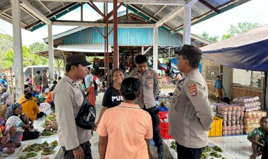 Polsek-Alor-Selatan-Lakukan-Patroli-Pengamanan-di-Pasar-Rakyat-Apui,-Pastikan-Keamanan-dan-Ketertiban-Masyarakat