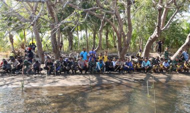 Sinergitas-TNI-Polri-Bersama-Masyarakat-Gelar-Penanaman-Mangrove-di-Pantai-Aikoli