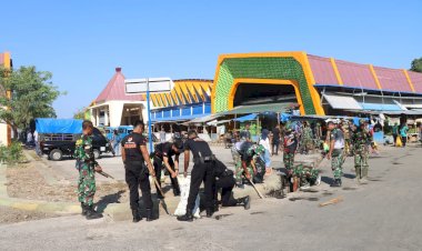 Sinergitas-TNI-POLRI-dan-Pemda-Alor-Gelar-Kerja-Bakti-di-Pasar-Kadelang