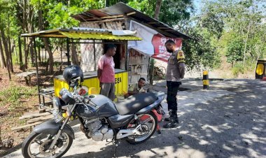 Bhabinkamtibmas-Desa-Nur-Benlelang-Lakukan-Patroli-Dialogis,-Ajak-Warga-Jaga-Kamtibmas-dan-Waspada-Hoax