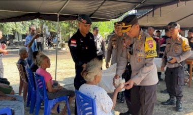 Polda-NTT-Berbagi-Kasih:-Salurkan-Bantuan-Makanan-dan-Air-Minum-untuk-Warga-Terdampak-Konflik-di-Flores-Timur