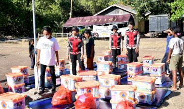 Polwan-DitSamapta-Polda-NTT-Bagikan-Bansos-ke-Masyarakat-Desa-Bugalima-Humas-Polda-NTT-Humas-Polda-NTT