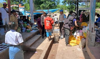 Polsek-Alor-Selatan-Gelar-Patroli-di-Pasar-Rakyat-Apui,-Pastikan-Keamanan-dan-Ketertiban-Menjelang-Pilkada-2024