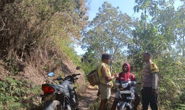 Bhabinkamtibmas-Desa-Fuisama-Gelar-Patroli-Dialogis,-Himbau-Warga-Jaga-Kesehatan-dan-Keamanan-Lingkungan