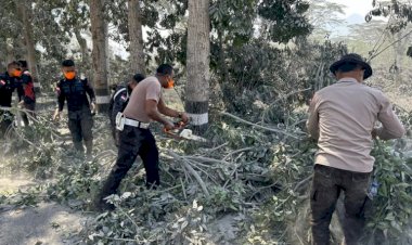 Sinergitas-Polri-bersama-TNI-dan-Pemda-Flotim-Tangani-Situasi-Pasca-Erupsi-Gunung-Api-Lewotobi-Laki-laki