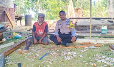 Bhabinkamtibmas-Desa-Lawahing,-Bripka-Abraham-Lily,-Tingkatkan-Keamanan-Jelang-Pilkada-2024-Melalui-Patroli-Dialogis