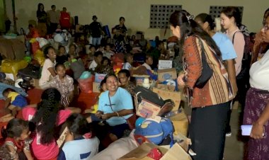 Bawa-Keceriaan-di-Tengah-Duka,-Ketum-Bhayangkari-Hibur-dan-Berikan-Mainan-untuk-Anak-Anak-Korban-Erupsi-Gunung-Lewotobi