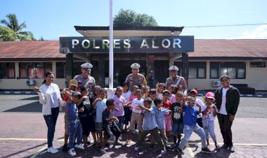 Polisi-Sahabat-Anak,-Polres-Alor-Terima-Kunjungan-dari-Murid-TK-Cermin-Multicultural-School