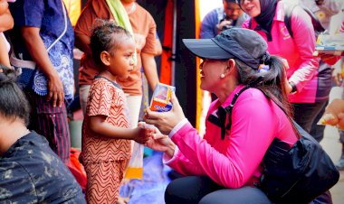 Ketum-Bhayangkari-Juliati-Sigit-Prabowo-Tinjau-Dua-Posko-Pengungsian-Bencana-Erupsi-Gunung-Lewotobi