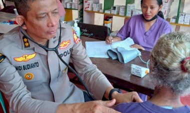 Bakti-Kesehatan-Polri-di-Posko-Pengungsian-Bantu-1.115-Pengungsi-Korban-Erupsi-Gunung-Lewotobi