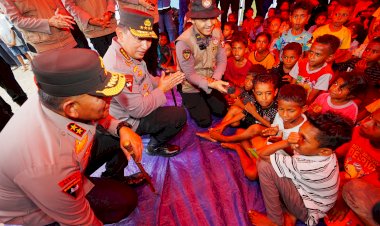Tinjau-Posko-Pengungsian-Erupsi-Lewotobi,-Kapolri-Pastikan-Pelayanan-dan-Kebutuhan-Warga
