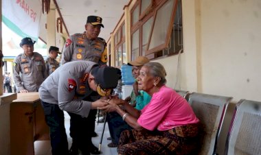 Tinjau-Posko-Pengungsian-Lewolaga,-Kapolri-Semangati-Lansia-yang-Sakit