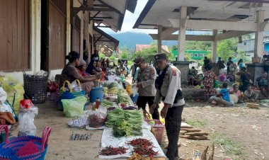 Polsek-Alor-Timur-Laut-Lakukan-Patroli-Dialogis--di-Pasar-Rakyat-Nailang