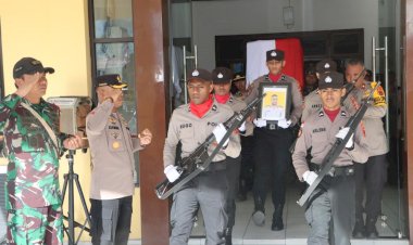 Gugur-dalam-Tugas,-Jenazah-Bripka-Anumerta-Ronald-M.-Enok-Diterbangkan-ke-Jayapura-dan-Dimakamkan-di-Sentani