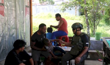 Personel-Ops-Damai-Cartenz-Ajak-Warga-Yalimo-Jaga-Kesehatan-dan-Ciptakan-Kedamaian