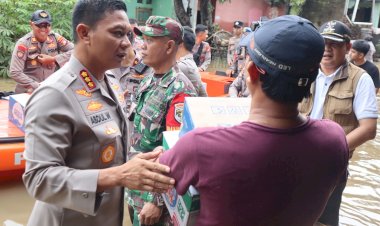 Polri-salurkan-bantuan-dan-evakuasi-warga-terdampak-banjir-di-Bekasi-dan-Depok