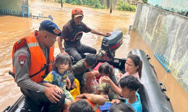 Tim-SAR-Korbrimob-Polri-Gerak-Cepat-Evakuasi-Korban-Banjir-di-Jakarta-Timur