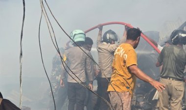 Personel-Polres-Alor-Bersama-TNI,-Damkar-dan-Masyarakat-Bantu-Padamkan-Api-serta-Evakuasi-Korban-Kebakaran