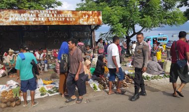 Kanit-Binmas-Polsek-Abal-Gelar-Patroli-Dialogis-di-Pasar-Alor-Kecil,-Ajak-Warga-Jaga-Kamtibmas